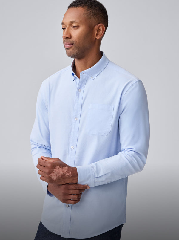 man wearing 37.5® Oxford in Total Eclipse Blue